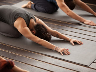 Ce este yoga și cum te poate ajuta să îți îmbunătățești sănătatea fizică și mentală