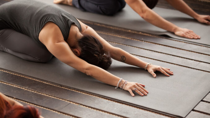 Ce este yoga și cum te poate ajuta să îți îmbunătățești sănătatea fizică și mentală